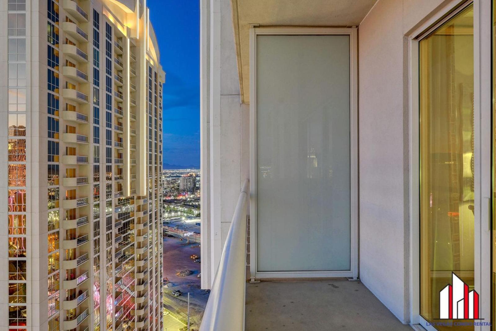 Mgm Signature-30-705 F1 Track & Strip View Balcony Las Vegas Exterior photo